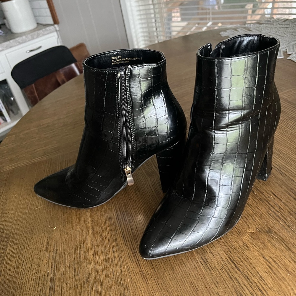 Lulus snake skin black boots size 7.5